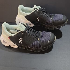 On CloudFlyer 4 Running Women's Black and Mint Green Sneakers Size 6.5